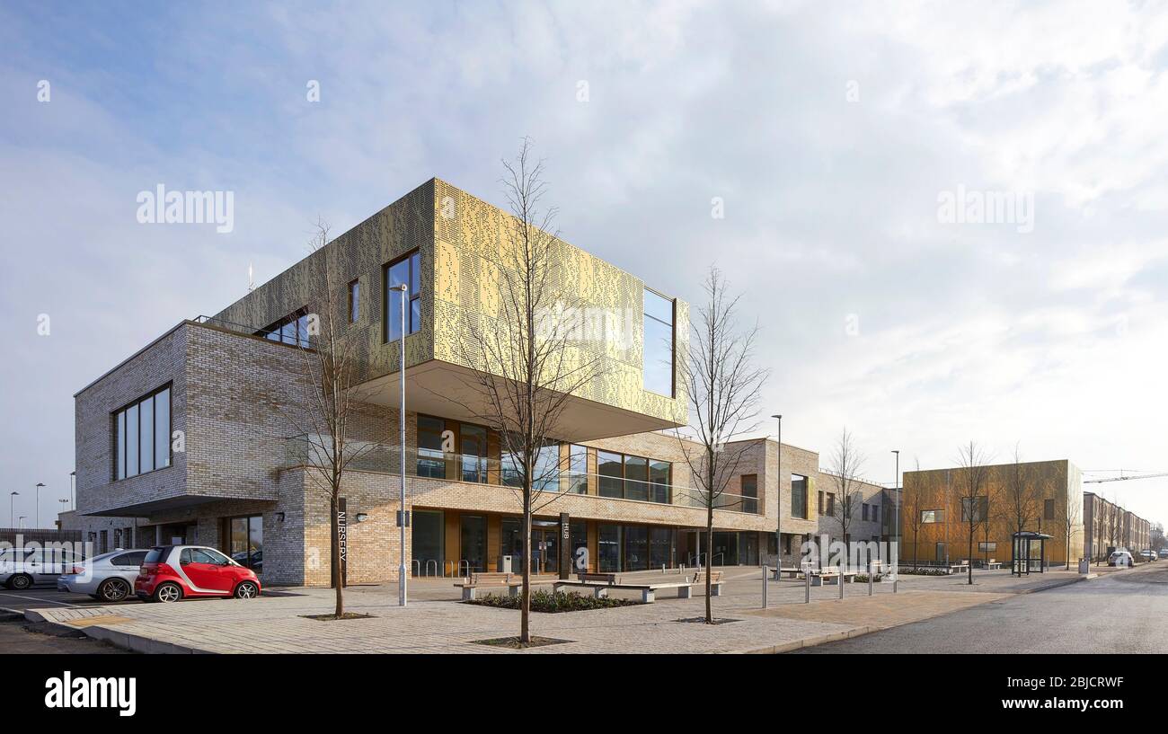 Vista generale con caffetteria al piano terra, ingresso alla scuola e spazio pubblico paesaggistico. Mulberry Park Community Hub, Bath, Regno Unito. Architetto: BDP, 2 Foto Stock