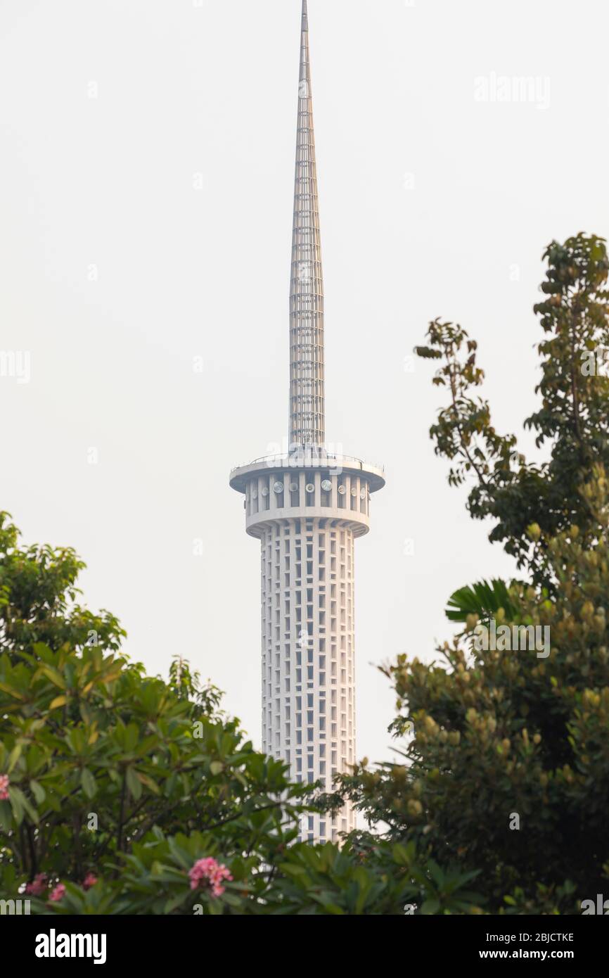 Giacarta, Indonesia - 14 luglio 2019: Vista del minareto nell'enorme Moschea Istiqlal, Giacarta, Indonesia, la moschea più grande del Sud-Est asiatico. Foto Stock