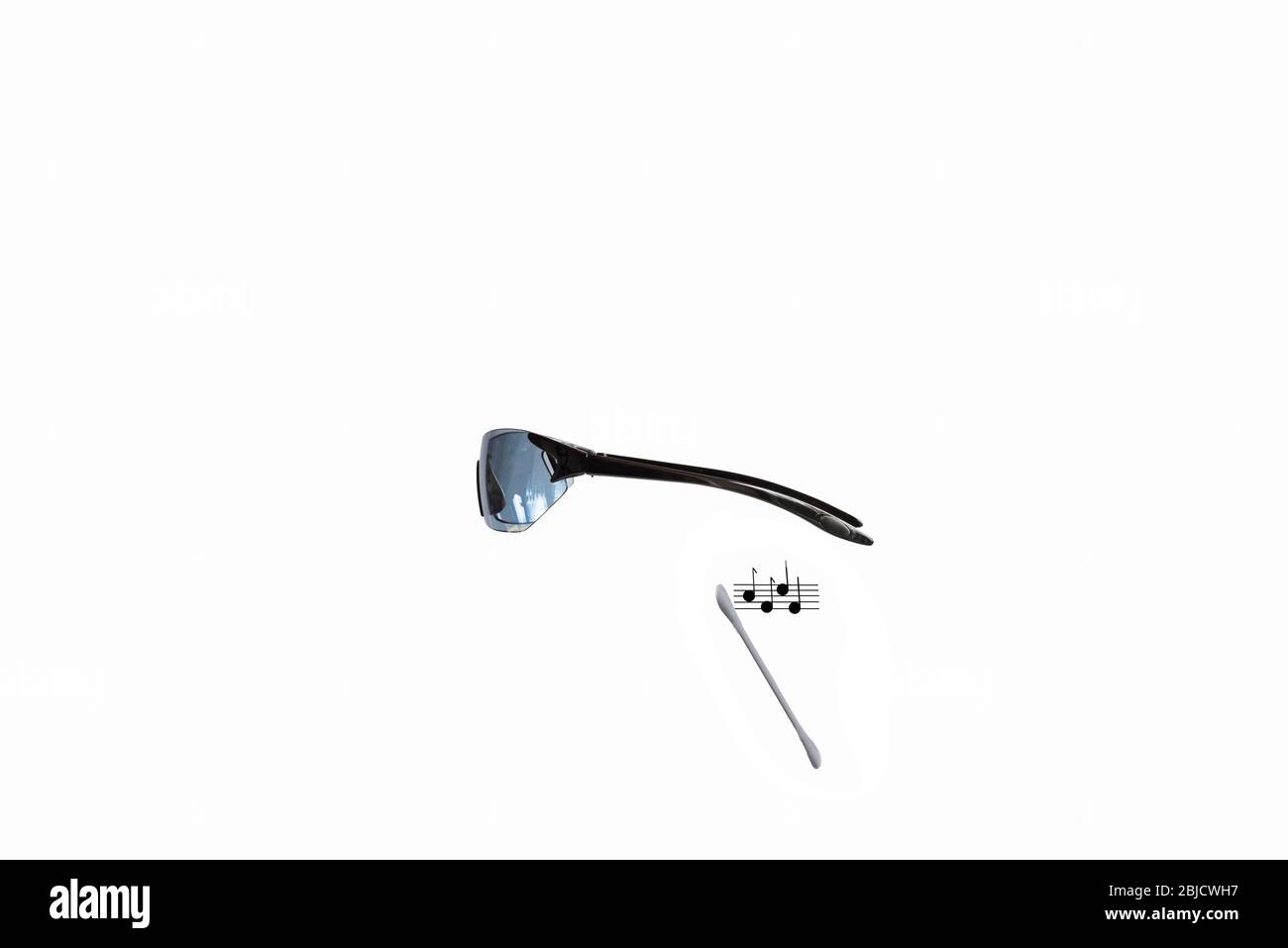 Occhiali da sole, auricolari e note musicali. Concetto: Uomo invisibile, uomo moderno, moda, streaming, auricolari, uomo del mondo, senza cervello, connesso Foto Stock