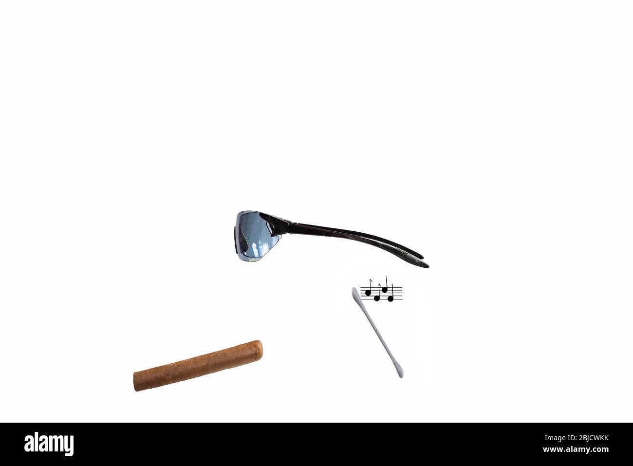 occhiali da sole, auricolari e note musicali. Concetto: Uomo invisibile, uomo moderno, moda, streaming, auricolari, uomo del mondo, Foto Stock