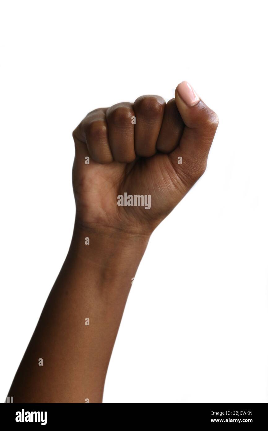 Mano nera africana isolata indiana arroccata in un pugno che simboleggia il potere nero Foto Stock