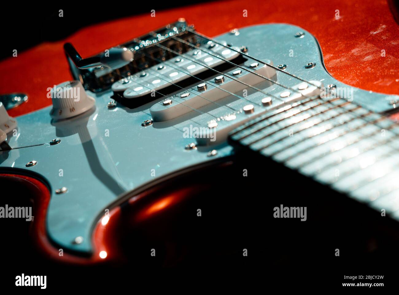 Dettaglio di una chitarra elettrica Red Stratocaster Design Copy, le chitarre elettriche furono inventate per la prima volta intorno agli anni '30 Foto Stock
