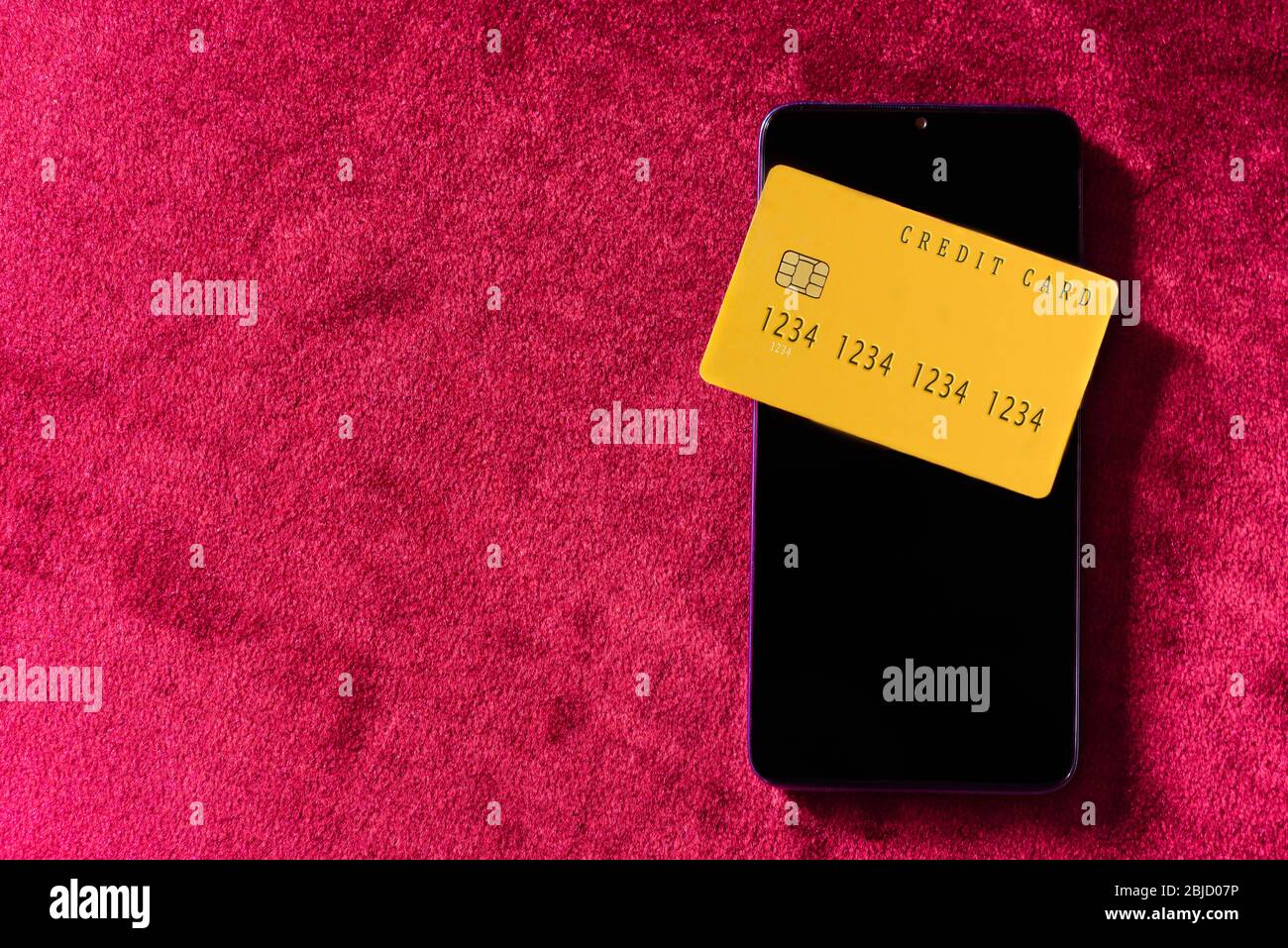 carta di credito sopra uno smartphone con spazio per la copia di testo Foto Stock