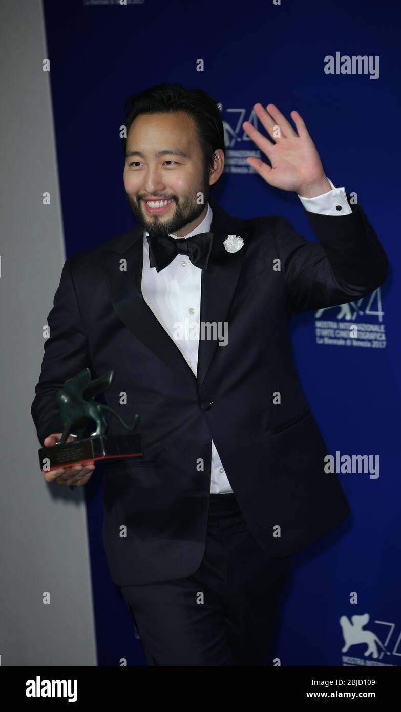 Venezia, Italia. 09 settembre 2017. Eugene YK Chung si pone con il miglior VR Experience Award per la "la Camera Insabbiata" alla foto dei vincitori del premio Foto Stock