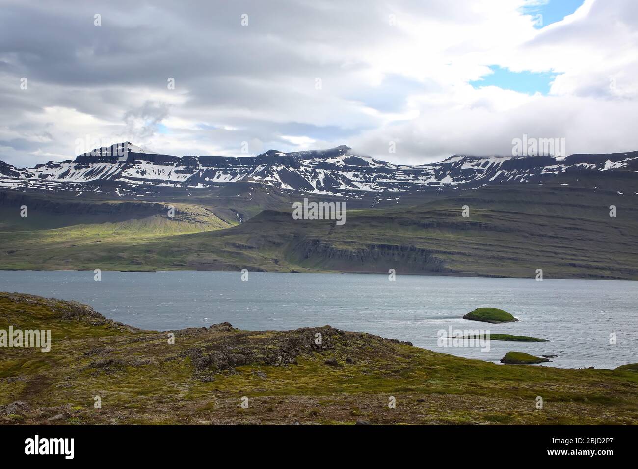 La penisola di Holmanes e la riserva naturale ospitano una natura e un paesaggio diversi e belli. Eskifjordur, Islanda orientale. Foto Stock