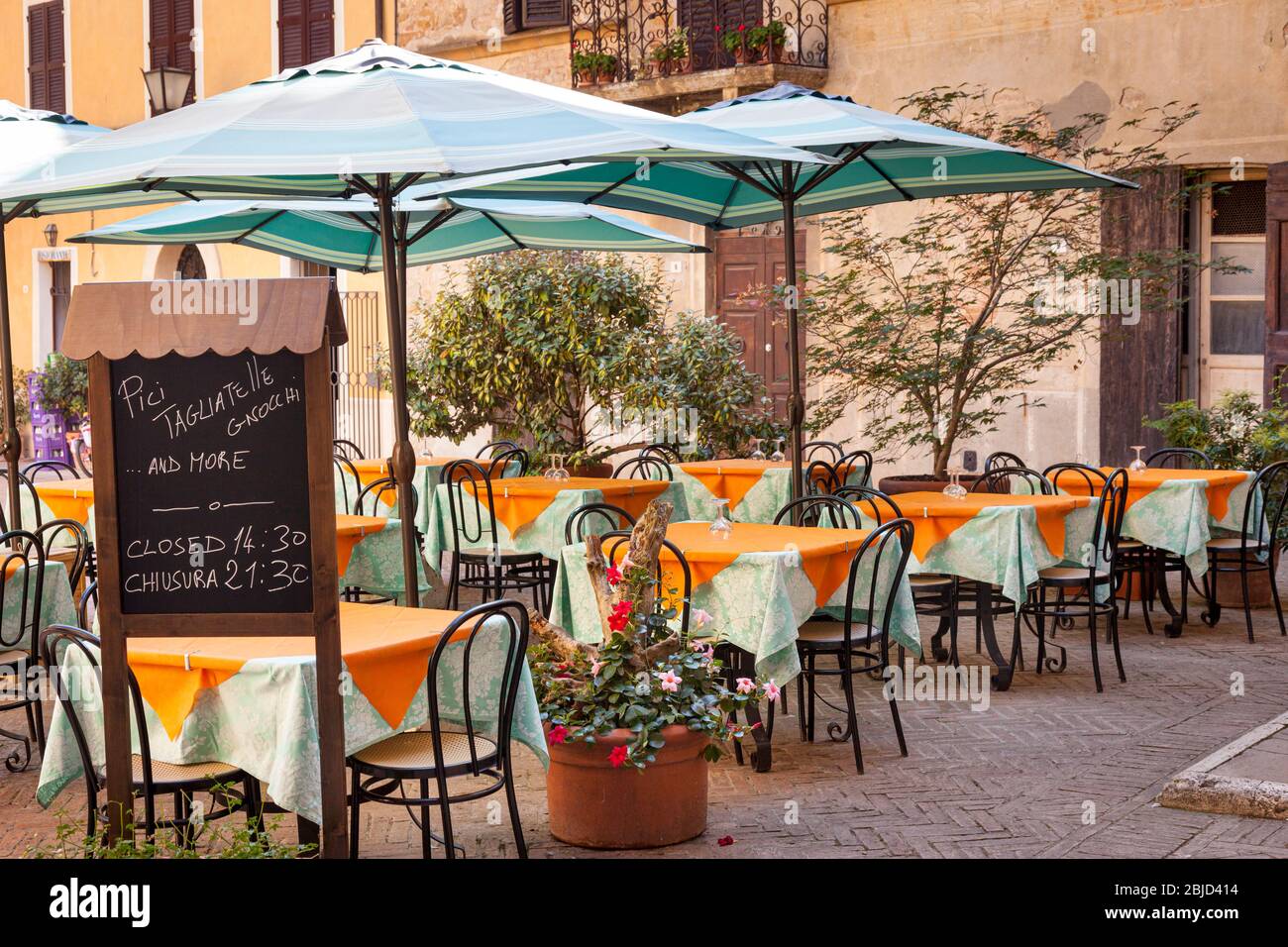 Posti a sedere all'aperto al Ristorante il Rossellino in Piazza di Spagna, Pienza, Toscana, Italia Foto Stock