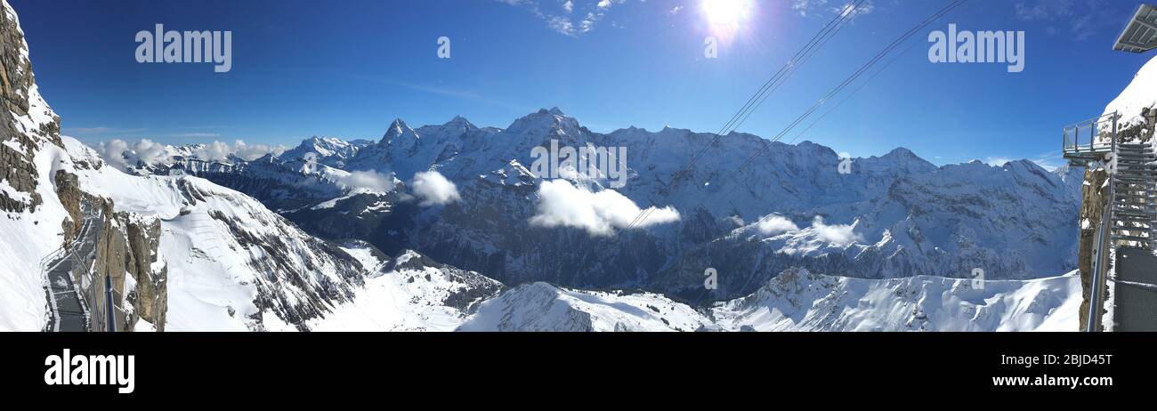 Panorama di Birg, 2684 m, sul fianco est dello Schilthorn. Alpi Bernesi della Svizzera, Europa. Foto Stock