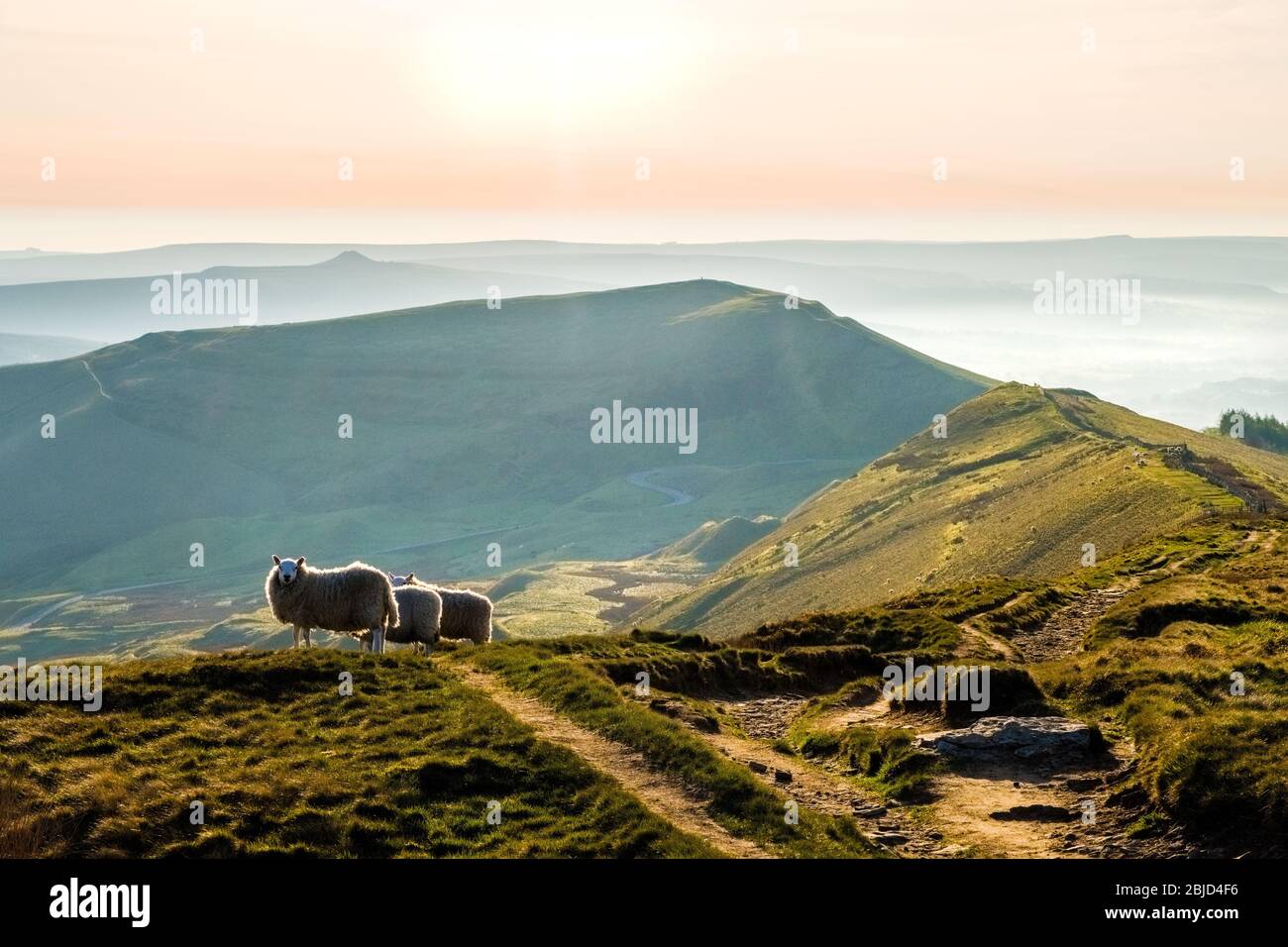 MAM Tor, Peak District National Park, Derbyshire, Regno Unito. Vista da Rushup Edge all'alba Foto Stock