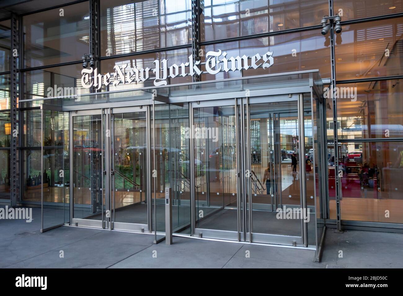 New York, Stati Uniti - 14 ottobre 2019: Ingresso alla sede del New York Times, per il famoso edificio di giornali di Manhattan Foto Stock