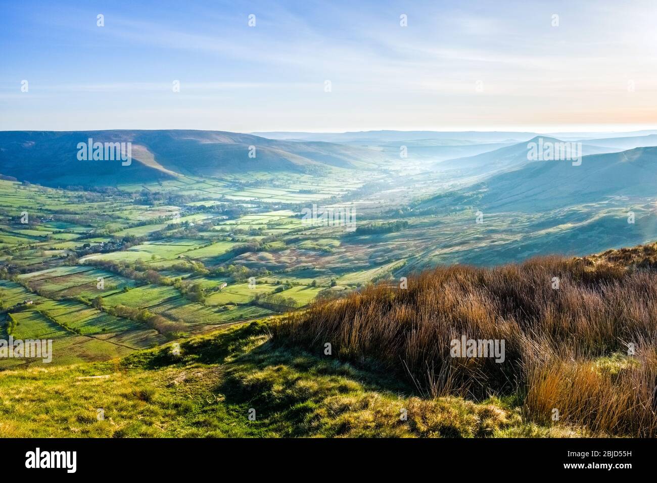 Edale Valley, Kinder Scout e il MAM Tor per perdere Hill Ridge all'alba, Peak District National Park, Derbyshire, Regno Unito Foto Stock