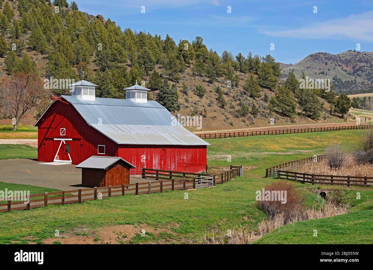 Un bellissimo fienile rosso in un ranch vicino al fiume John Day, nell'Oregon centrale. Foto Stock