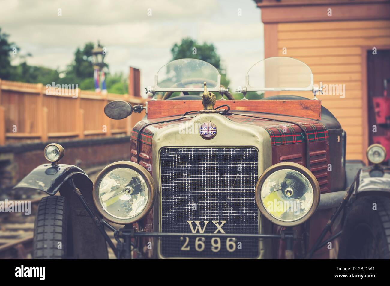 Vista frontale retrò, classica auto vintage open-top a 2 posti: 9 LWB Tourer standard, stazione Arley, Severn Valley Railway 1940 estate event UK. Foto Stock