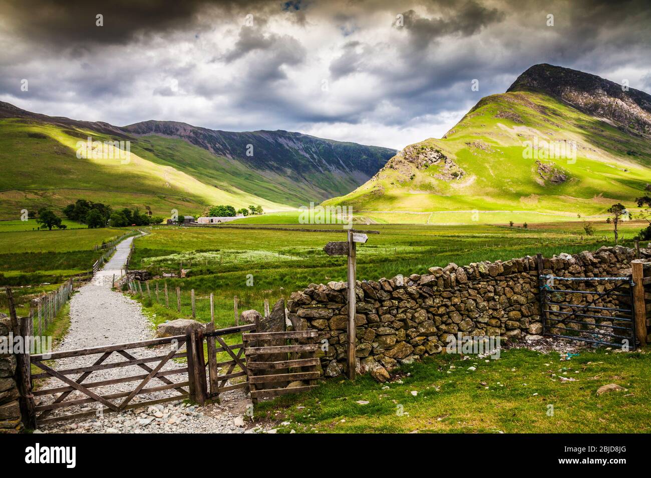 Sentiero pubblico che conduce alla Gatesgarth Farm con Fleetwith Pike sulla destra, nel Lake District National Park, Cumbria, Inghilterra, Regno Unito Foto Stock