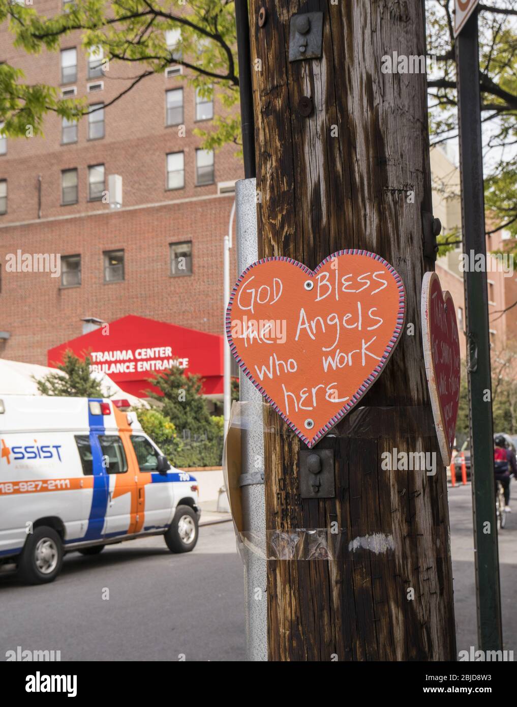 Segno di apprezzamento per i medici fuori dall'ingresso dell'ambulanza al Brooklyn Methodist Hospital nel quartiere Park Slope di Brooklyn, New York. Foto Stock