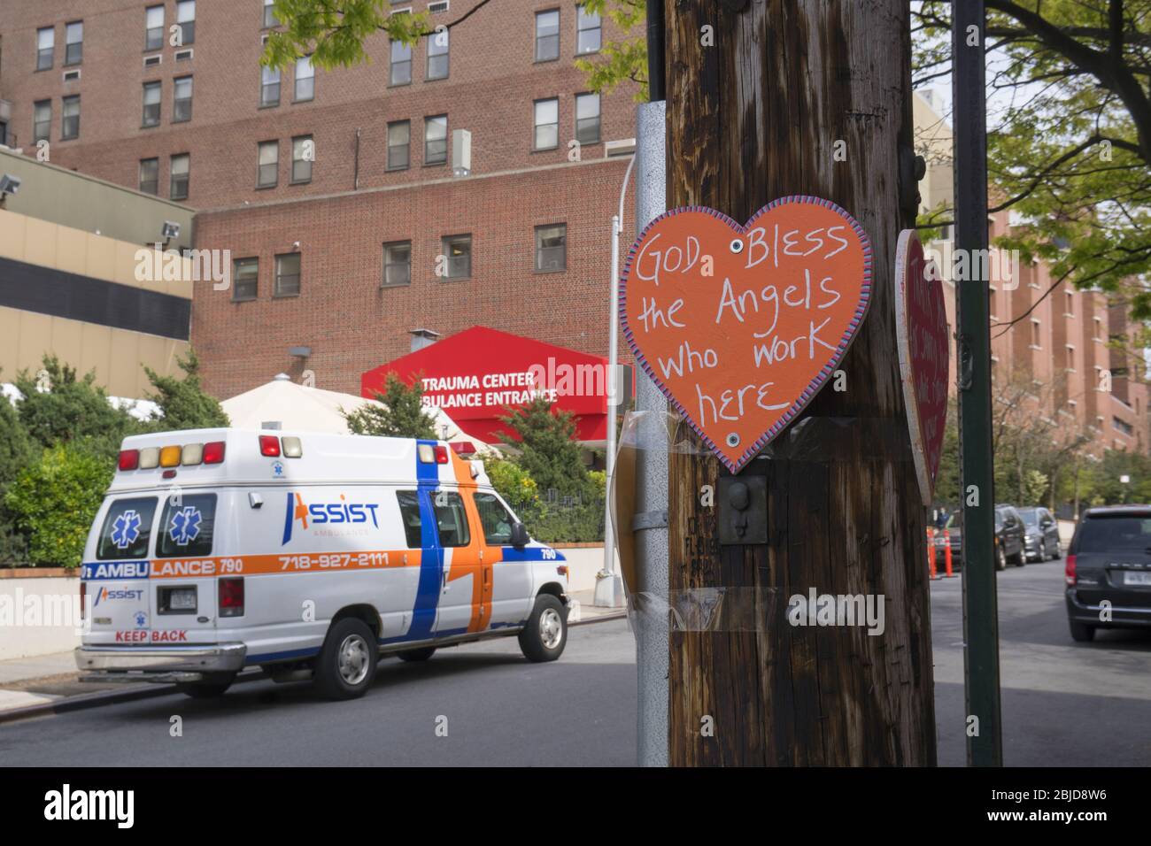 Segno di apprezzamento per i medici fuori dall'ingresso dell'ambulanza al Brooklyn Methodist Hospital nel quartiere Park Slope di Brooklyn, New York. Foto Stock