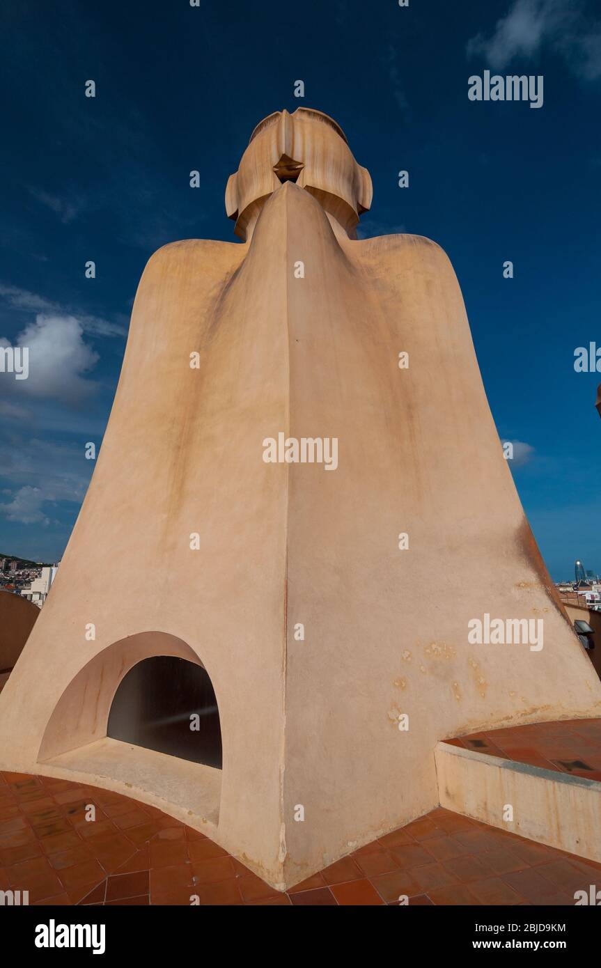 Barcellona, Spagna - 19 settembre 2014: Esterno della Casa Mila - la Pedrera di Antonio Gaudi. Camini noti come espanta bruixes - streghe scaravole. Par Foto Stock