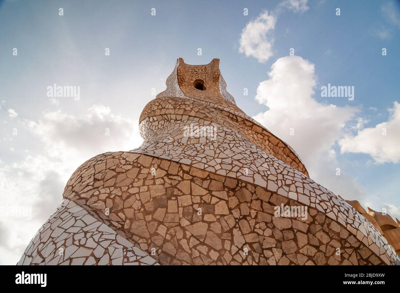 Barcellona, Spagna - 19 settembre 2014: Esterno della Pedrera - Casa Mila di Antonio Gaudi. Camini noti come cicatrici di strega. Parte del WO UNESCO Foto Stock