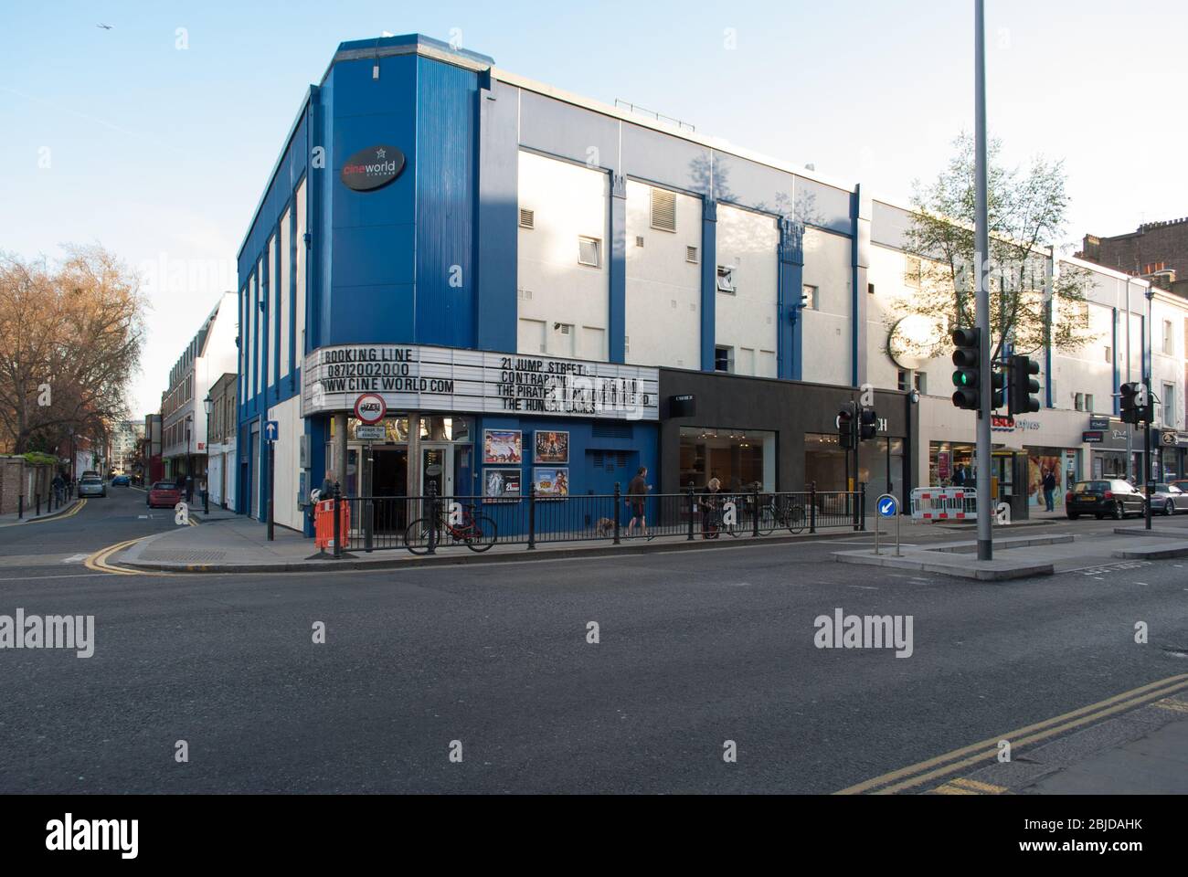 Blue Corner Old Church Street Junction Corner Tower White ex Cineworld Cinema, 270 Kings Road, Londra, SW3 Foto Stock