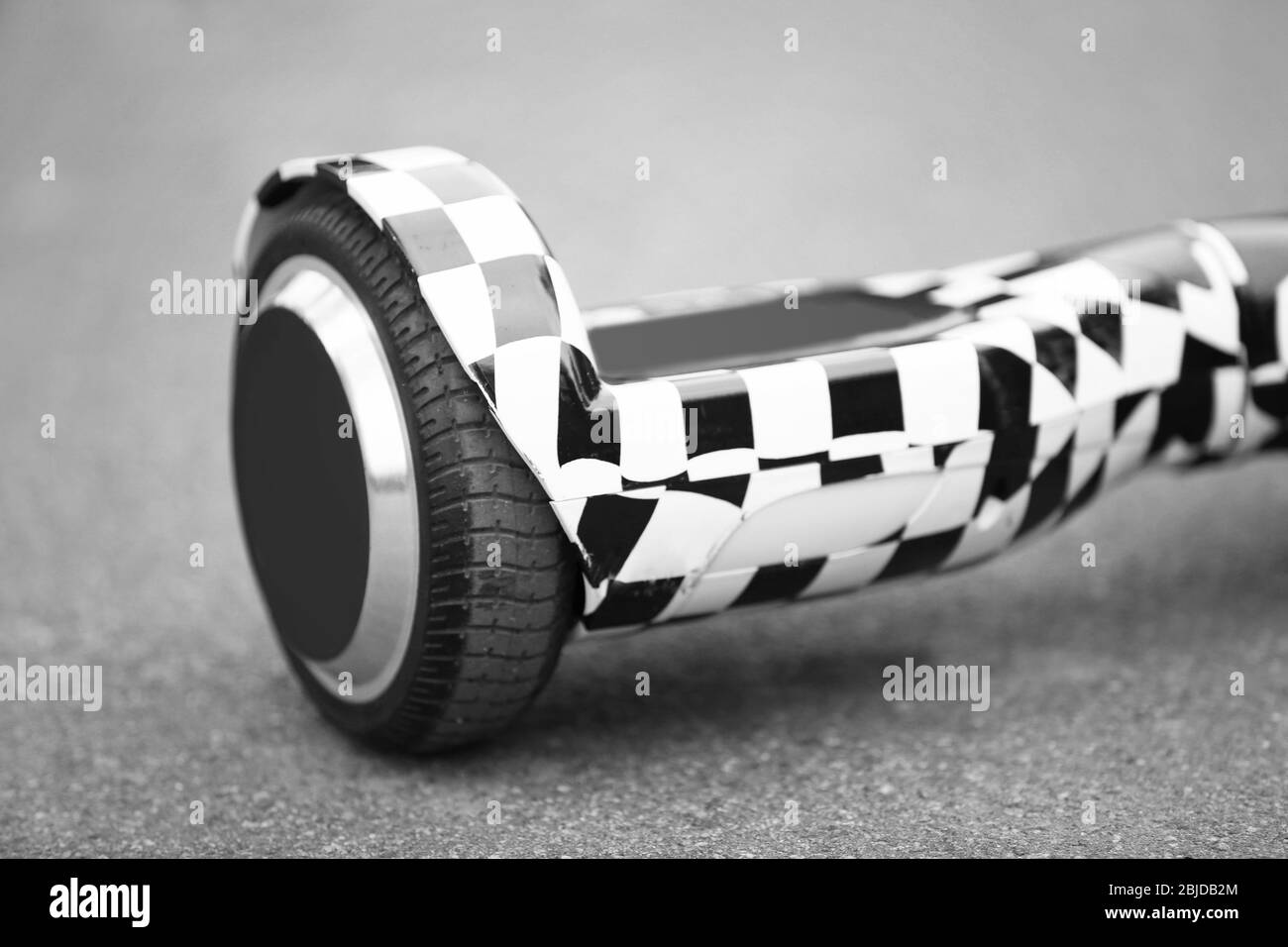Giroscopio moderno su asfalto, primo piano Foto Stock