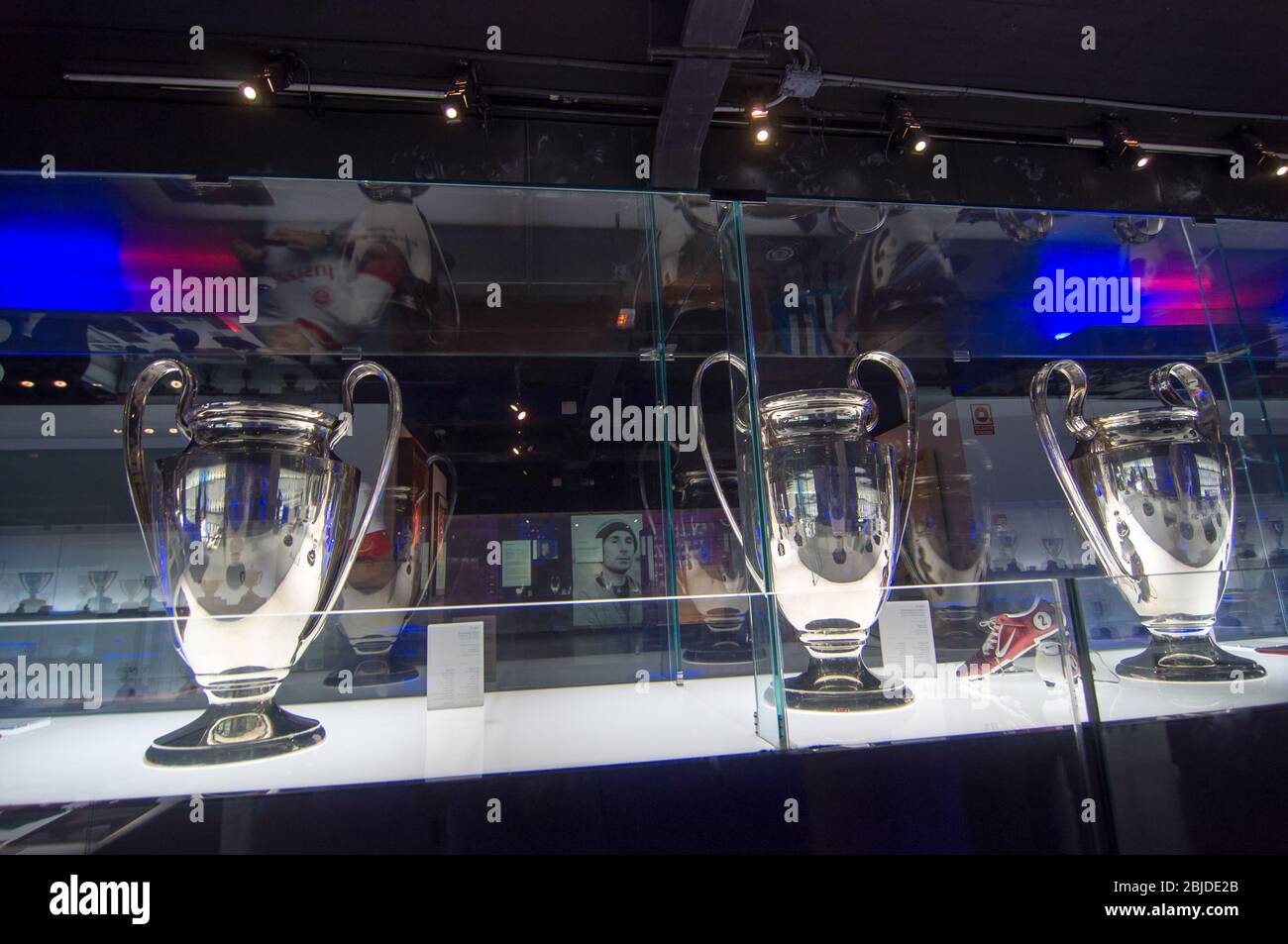 Barcellona, Spagna - 22 settembre 2014: UEFA Champions League Cup in museo. Coppa UEFA - trofeo assegnato annualmente dalla UEFA alla squadra di calcio che vince Foto Stock