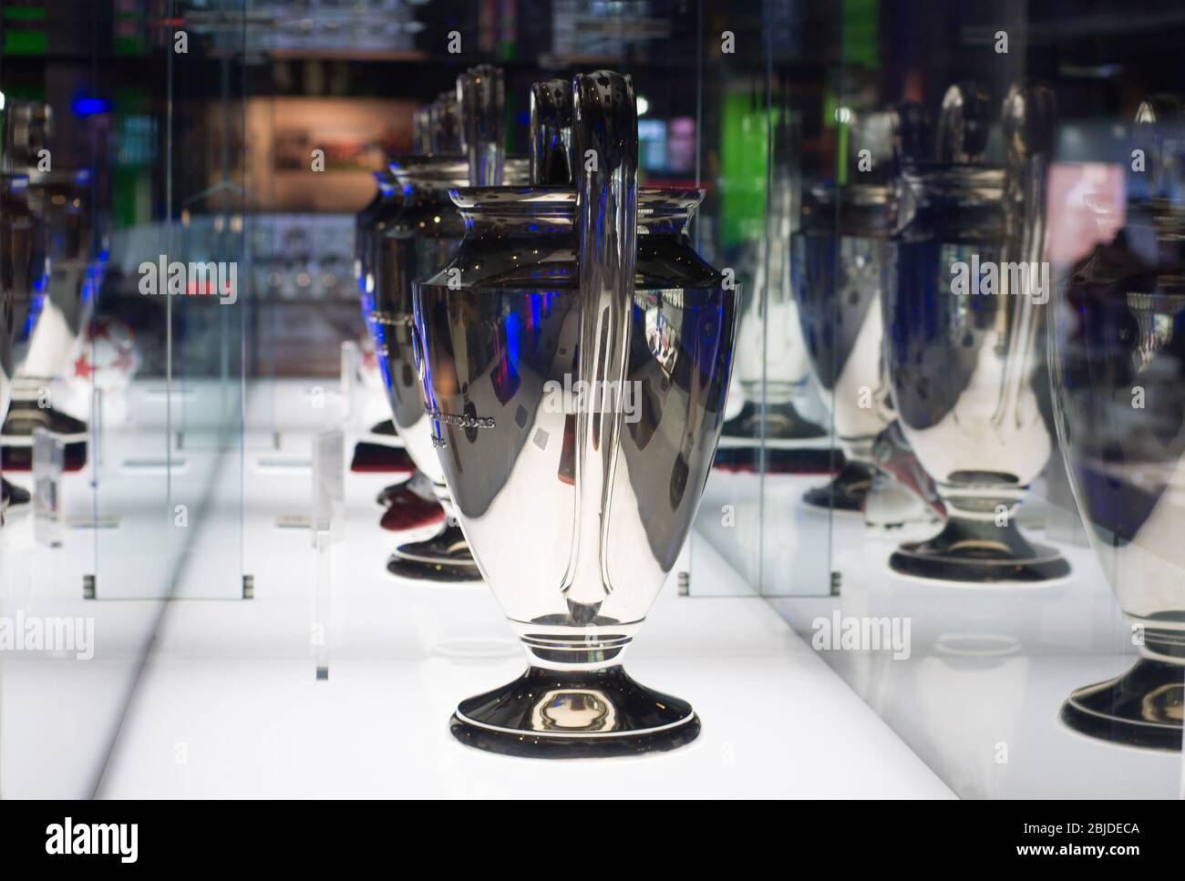 Barcellona, Spagna - 22 settembre 2014: UEFA Champions League Cup in museo. Coppa UEFA - trofeo assegnato annualmente dalla UEFA alla squadra di calcio che vince Foto Stock