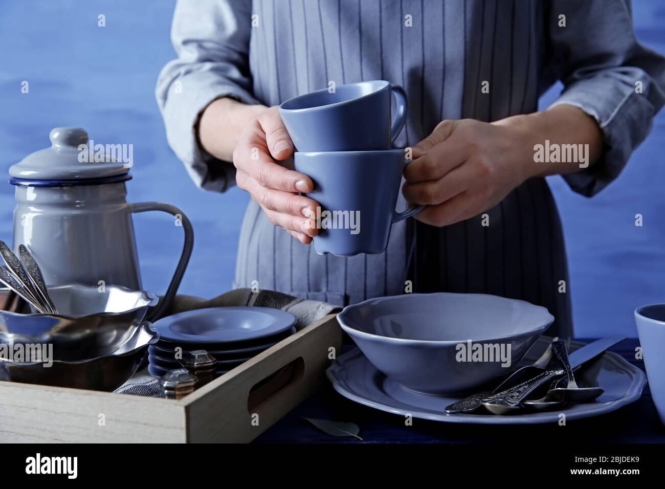 Primo piano delle tazze femmina per le mani Foto Stock