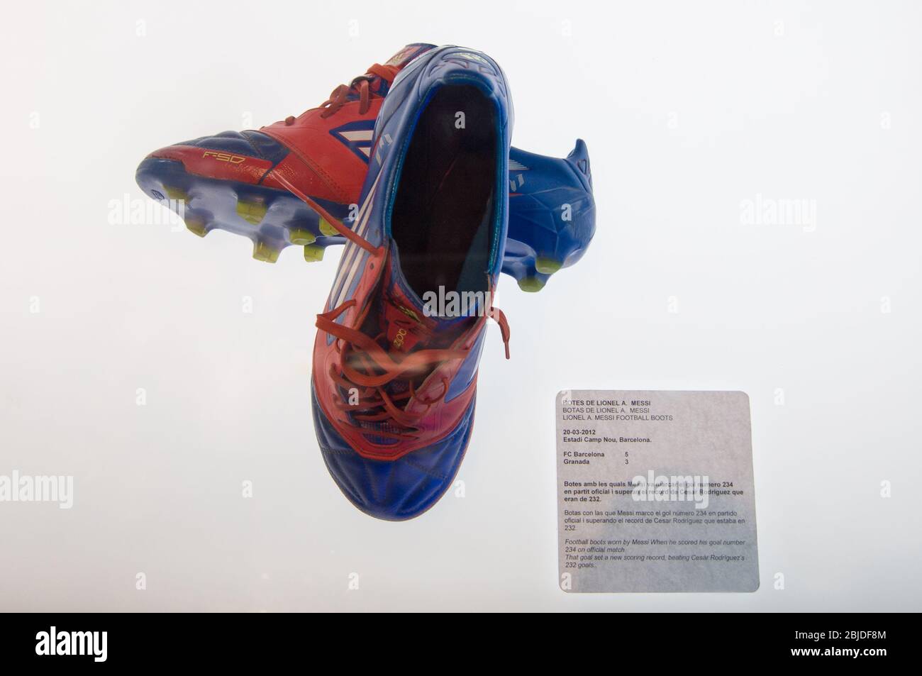 Barcellona, Spagna - 22 settembre 2014: Scarpe da calcio Lionel messi al  museo del FC Barcelona. Ha segnato il suo gol numero 234 nella partita  ufficiale. Campo N Foto stock - Alamy