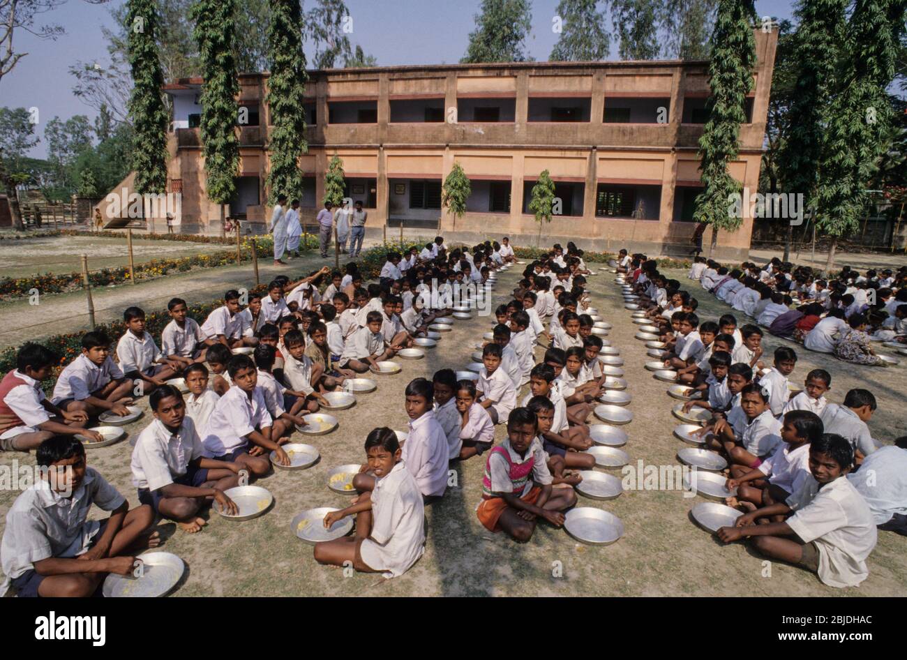 INDIA Sundarbans, pranzo gratuito per i bambini nella scuola del villaggio di Ramakrishna Ashram / INDIEN Sundarbans, kostenlose Schulspeisung fuer Kinder in Schule der Ramakrishna Missione Foto Stock