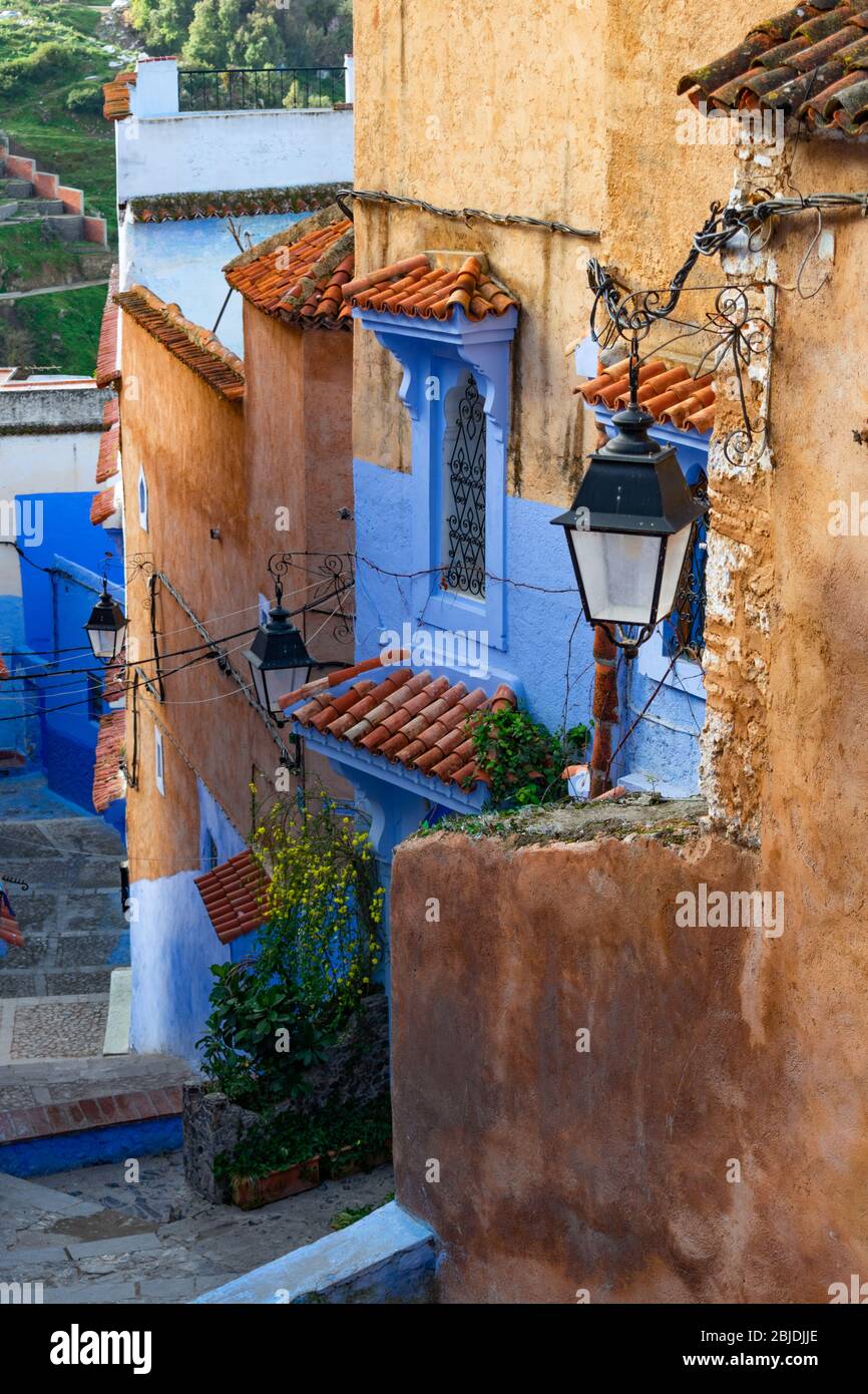 Luci di strada appesi su una serie stretta di scale blu a Chefchaouen Marocco Foto Stock
