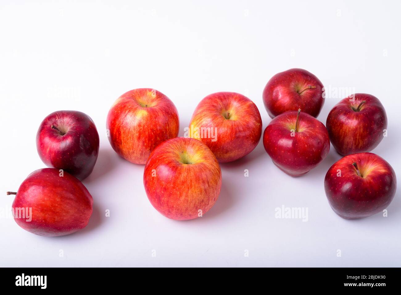 Ritratto di mele rosse fresche su sfondo bianco Foto Stock