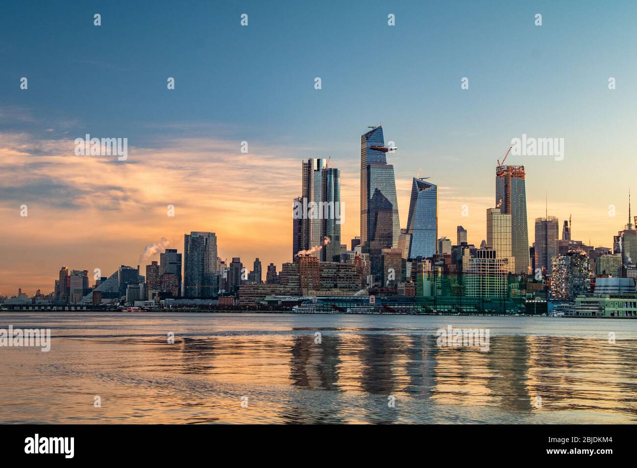 Vista dello skyline di New York all'alba da Weehawken, New Jersey Foto Stock