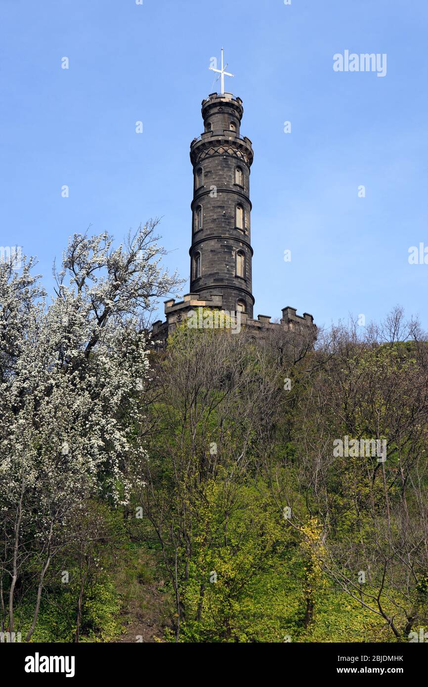 Il Monumento Nelson, una torre commemorativa in onore del Vice Ammiraglio Horatio Nelson, situato a Calton Hill a Edimburgo, Scozia. Foto Stock