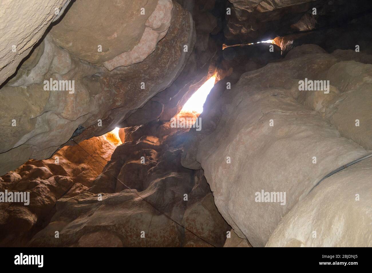 Formazione naturale di rocce e grotte nella regione orientale di al Hasa in Arabia Saudita Foto Stock