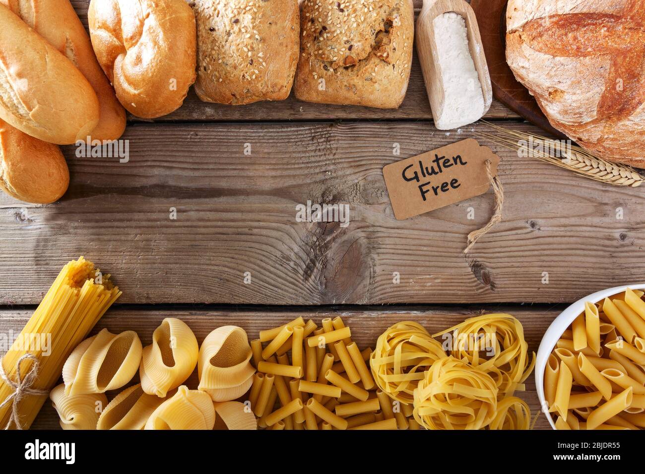 pane e pasta senza glutine su sfondo di legno Foto Stock