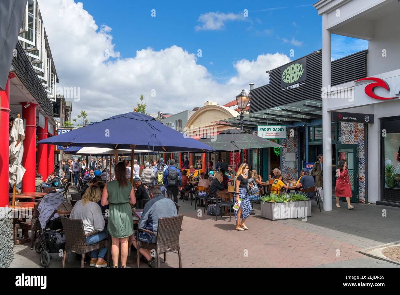 Negozi, caffè, bar e ristoranti in Mall Street, Queenstown, Nuova Zelanda Foto Stock