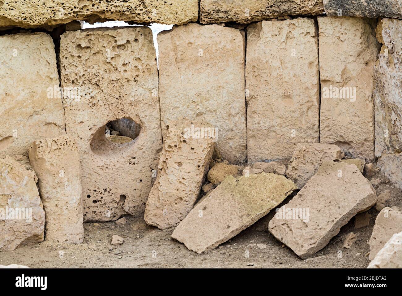 Blocchi in camera con resti di tetto in corbelletto al tempio preistorico di Hagar Qim, Qrendi, Malta Foto Stock