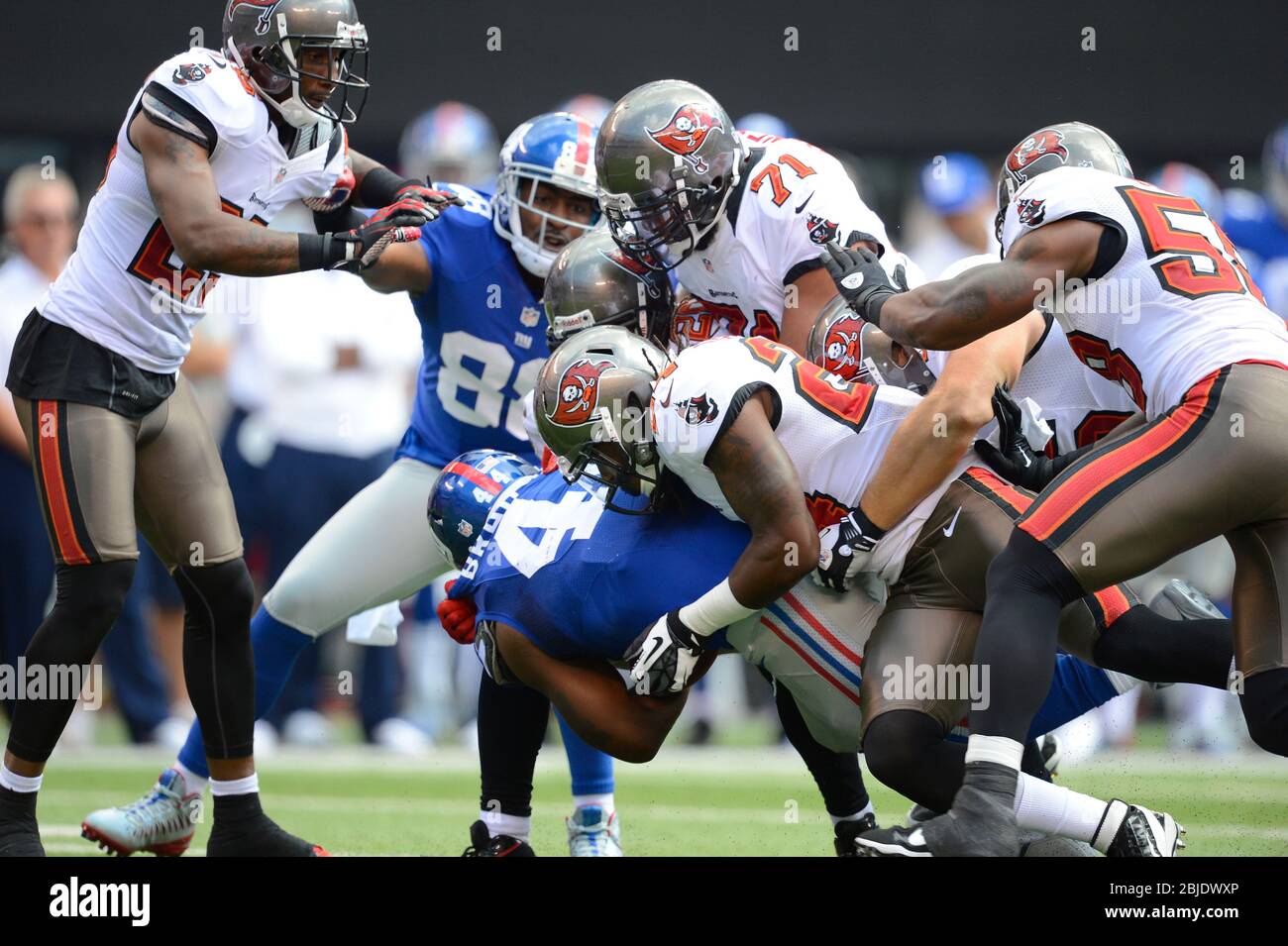 16 settembre 2012: New York Giants Running back Ahmad Bradshaw (44) è affrontato da Tampa Bay Buccaneers sicurezza forte Mark Barron (24), Tampa Bay Bucca Foto Stock