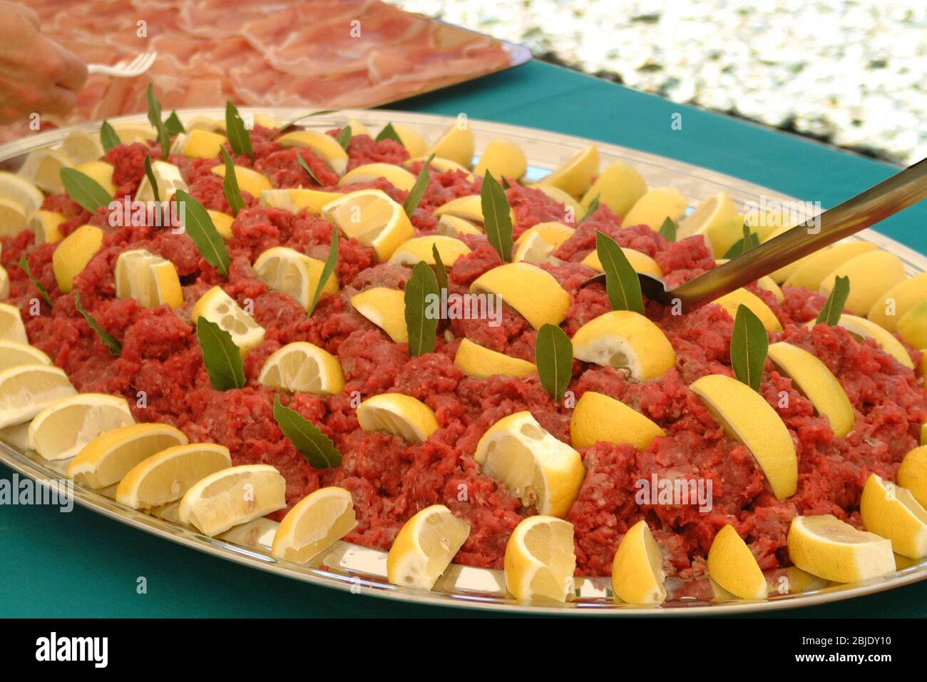 Ricette italiane carne di vitello cruda condita con succo di limone sale e olio Foto Stock