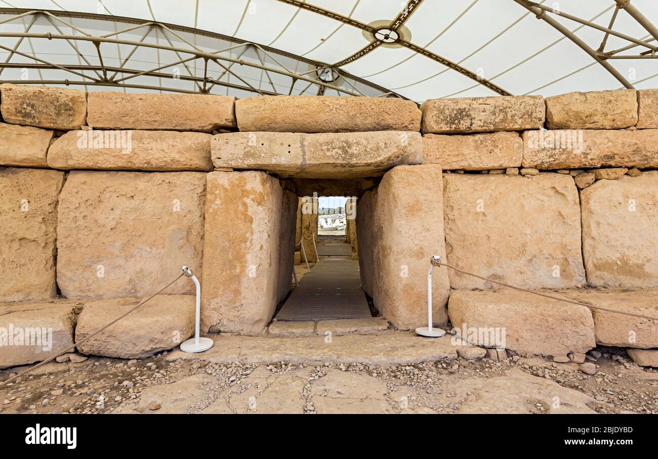 Porta sud-orientale nel tempio preistorico di Hagar Qim, Qrendi, Malta Foto Stock