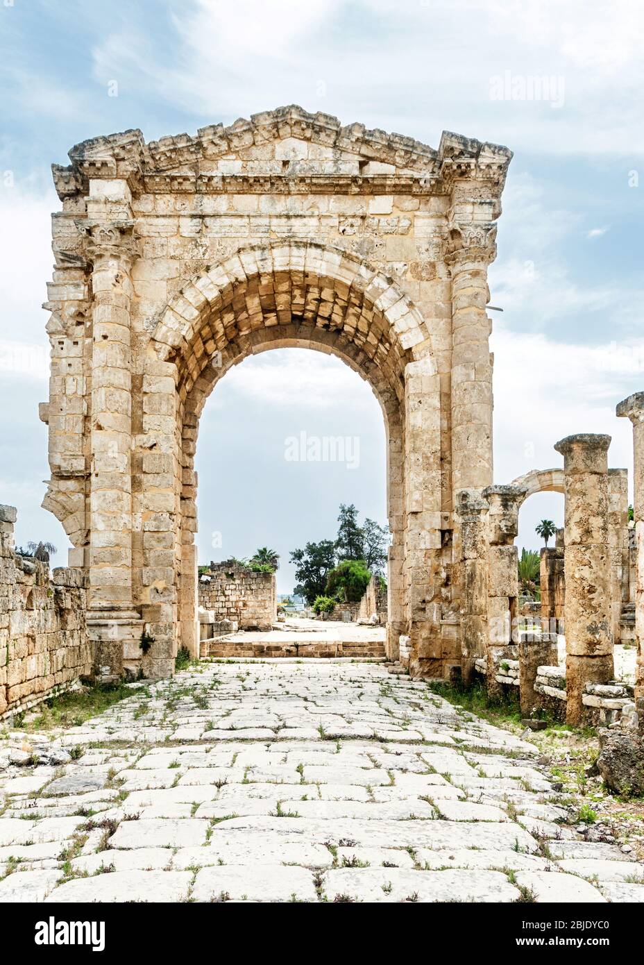 Arco di Trionfo di Adriano, al Bass sito archeologico, pneumatico, Libano Foto Stock