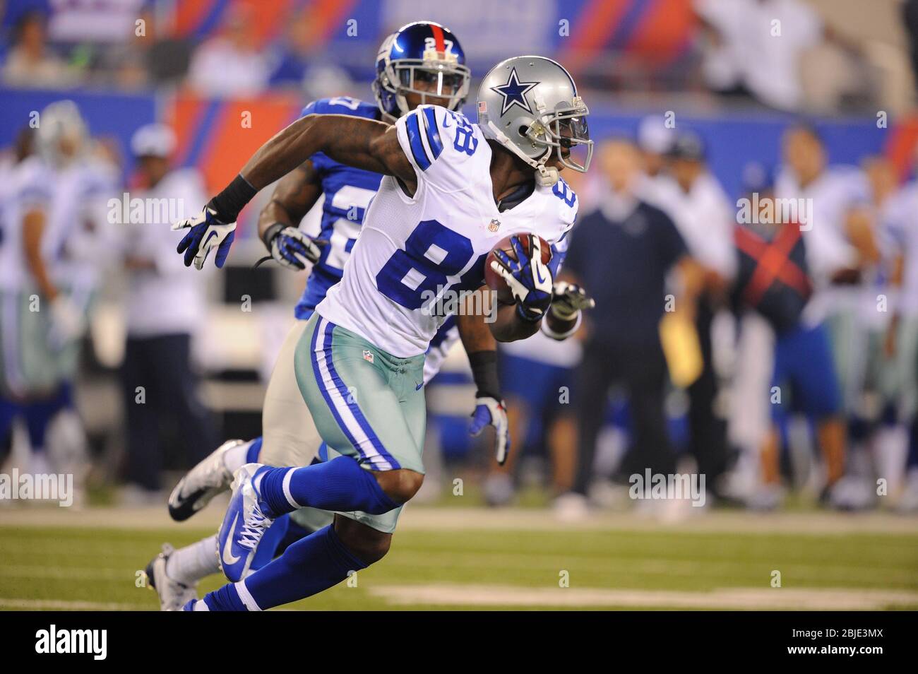 05 settembre 2012: Il ricevitore largo di Dallas Cowboys Dez Bryant (88) porta il pallone su un calcio di ritorno durante una settimana 1 NFL di incontri tra il Dallas Cowbo Foto Stock