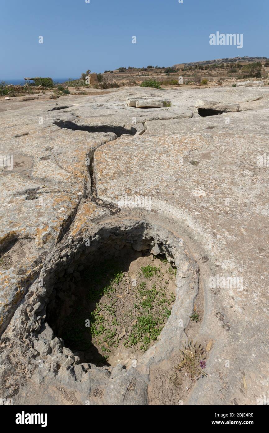 Misqa serbatoi con canale di drenaggio, cisterne di stoccaggio dell'acqua a Mnajdra preistorico tempio, Qrendi, Malta Foto Stock