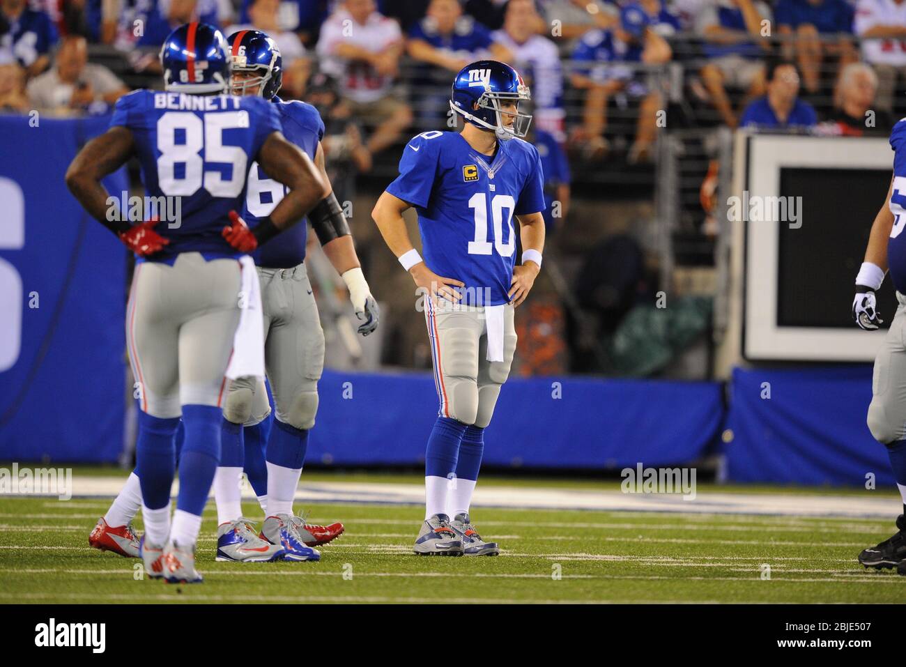 05 settembre 2012: Il quarterback di New York Giants Eli Manning (10) guarda verso la panchina per una rappresentazione durante un incontro di NFL della prima settimana tra i Dallas Cowbo Foto Stock