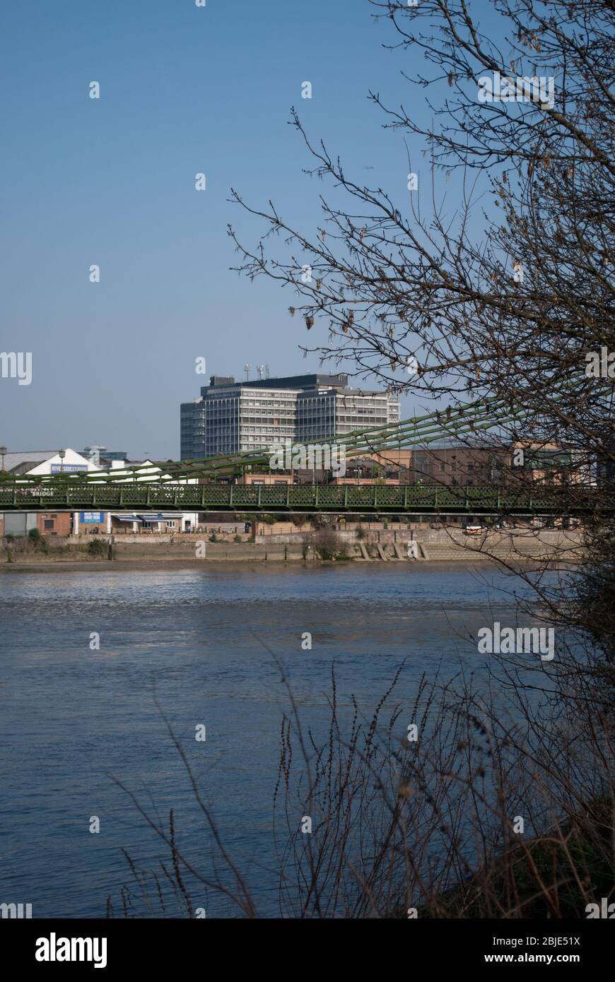 Dettaglio elevazione vetro vetrata telaio Finestre Cantilever Charing Cross Hospital, Fulham Palace Road, Hammersmith, Londra, Inghilterra da Ralph Tubs Foto Stock