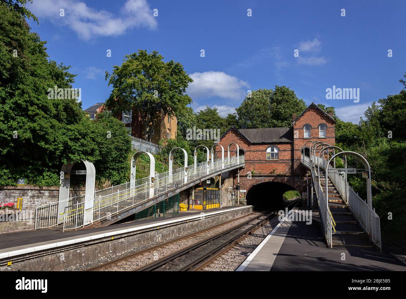 Stazione ferroviaria di St Michael, piattaforma e biglietteria sul ponte sulla ferrovia, Aigburth, Liverpool. Foto Stock