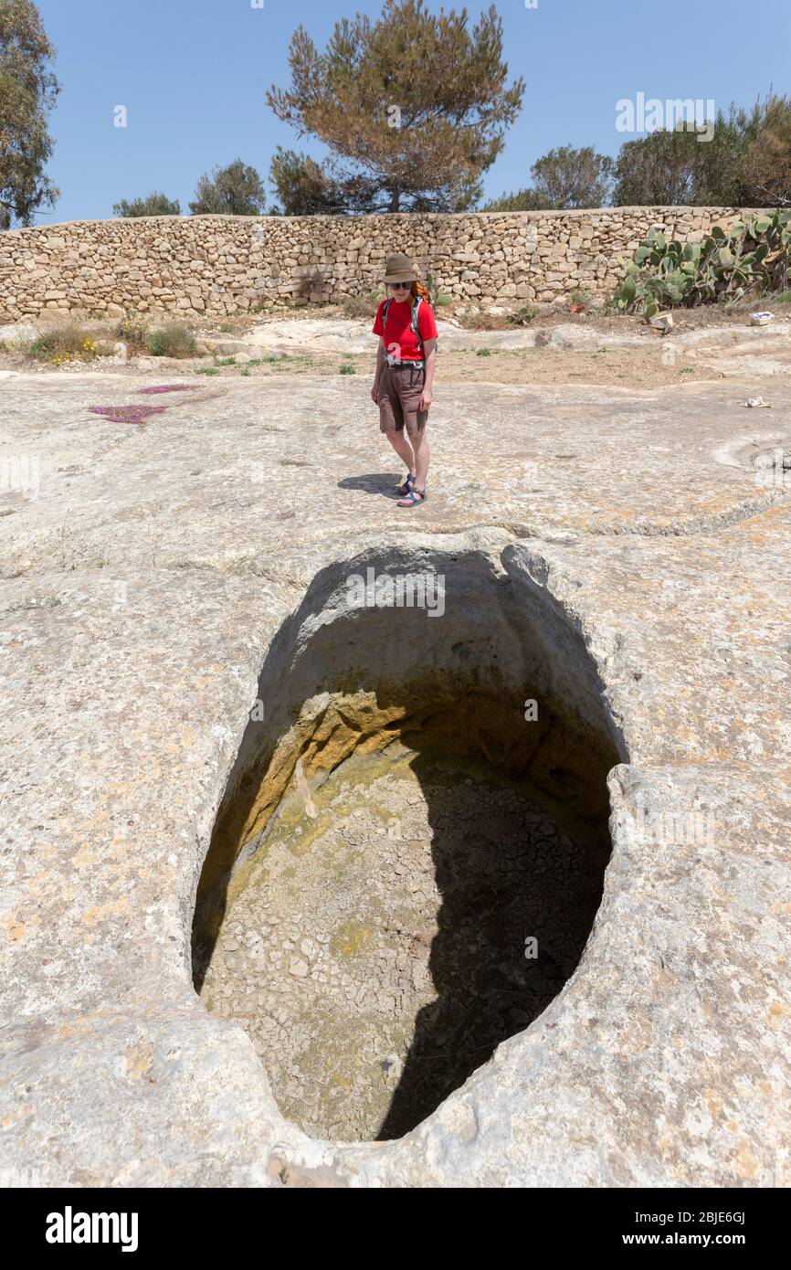 Misqa serbatoi, cisterne di stoccaggio dell'acqua al tempio preistorico di Mnajdra, Qrendi, Malta Foto Stock