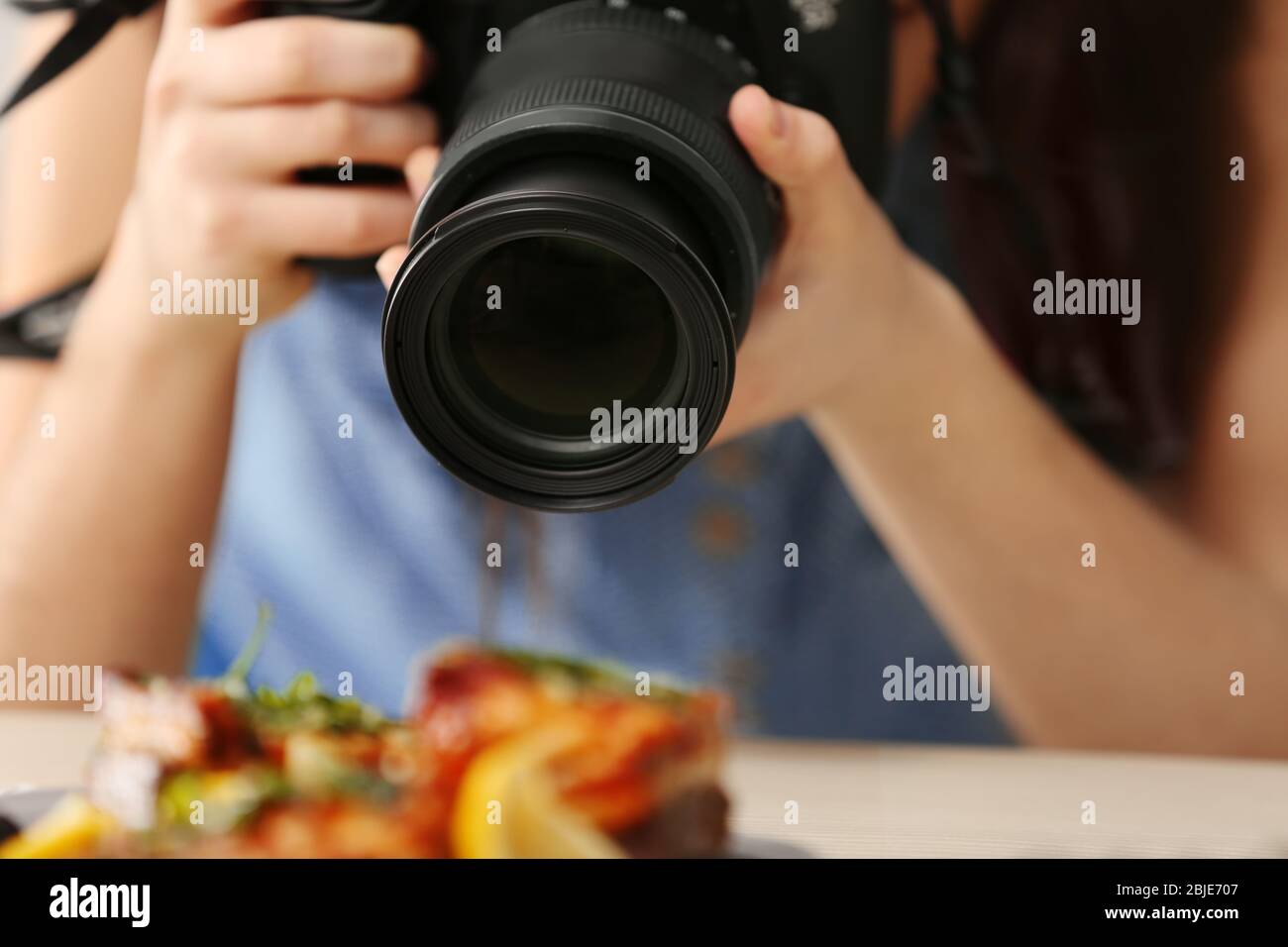 Donna che prende le immagini closeup del cibo Foto Stock
