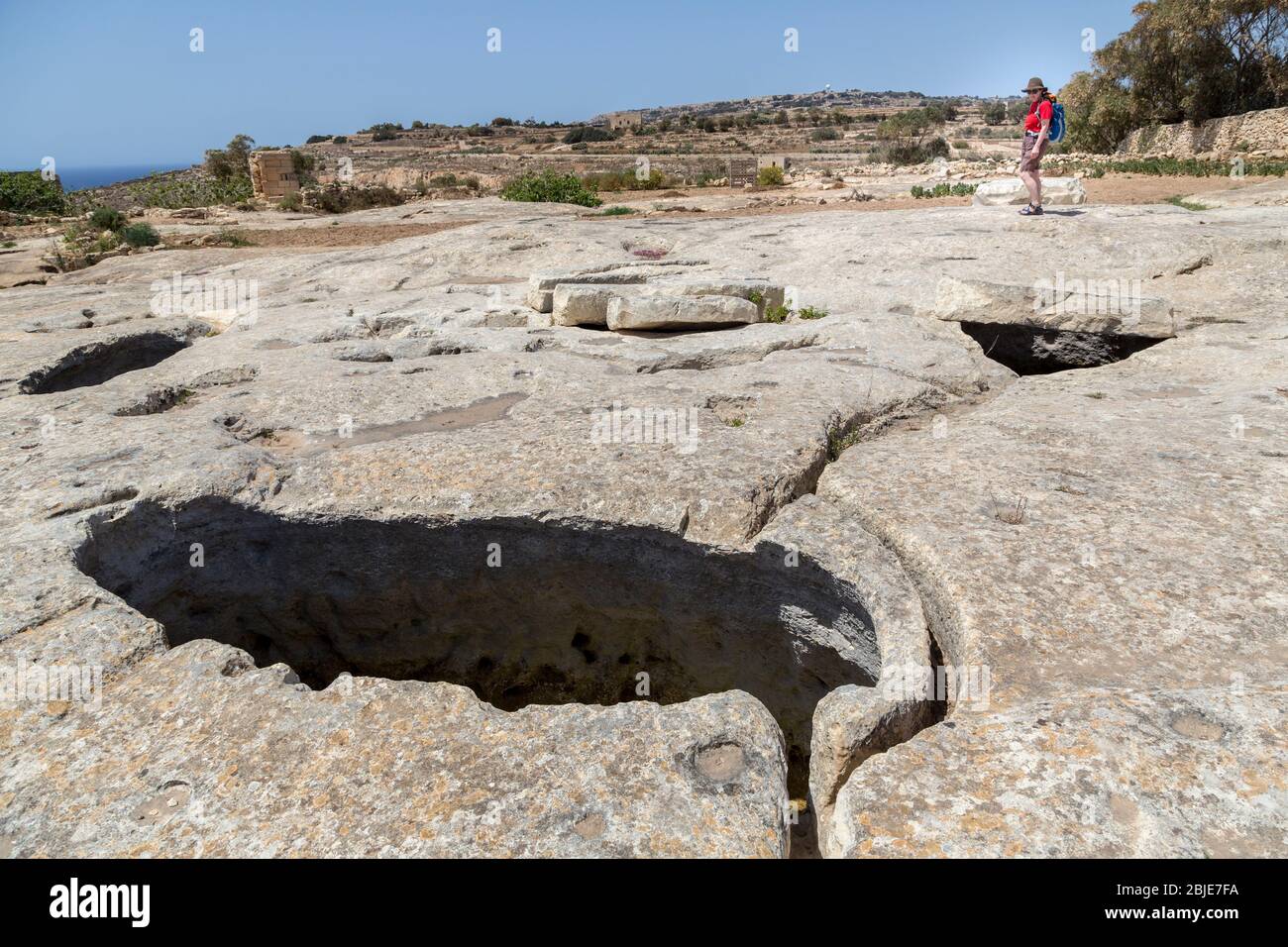 Misqa serbatoi, cisterne di stoccaggio dell'acqua con canali di drenaggio collegati al tempio preistorico di Mnajdra, Qrendi, Malta Foto Stock