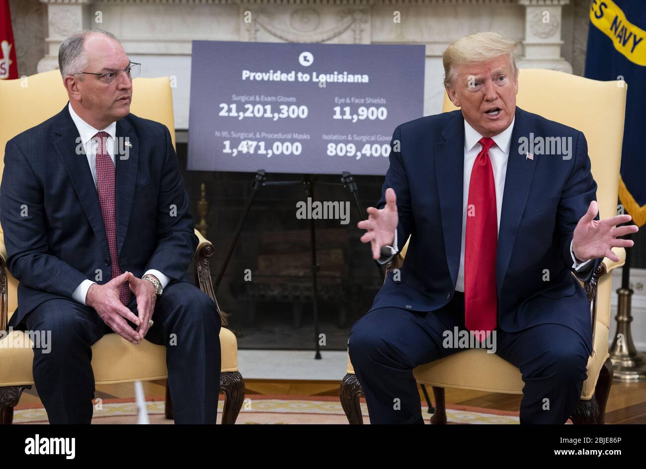 Washington, Stati Uniti. 29 aprile 2020. Il Presidente Donald Trump e il Governatore della Louisiana John Bel Edwards si incontrano presso l'Ufficio ovale della Casa Bianca di Washington, DC, mercoledì 29 aprile 2020. Foto piscina di Doug Mills/UPI Credit: UPI/Alamy Live News Foto Stock