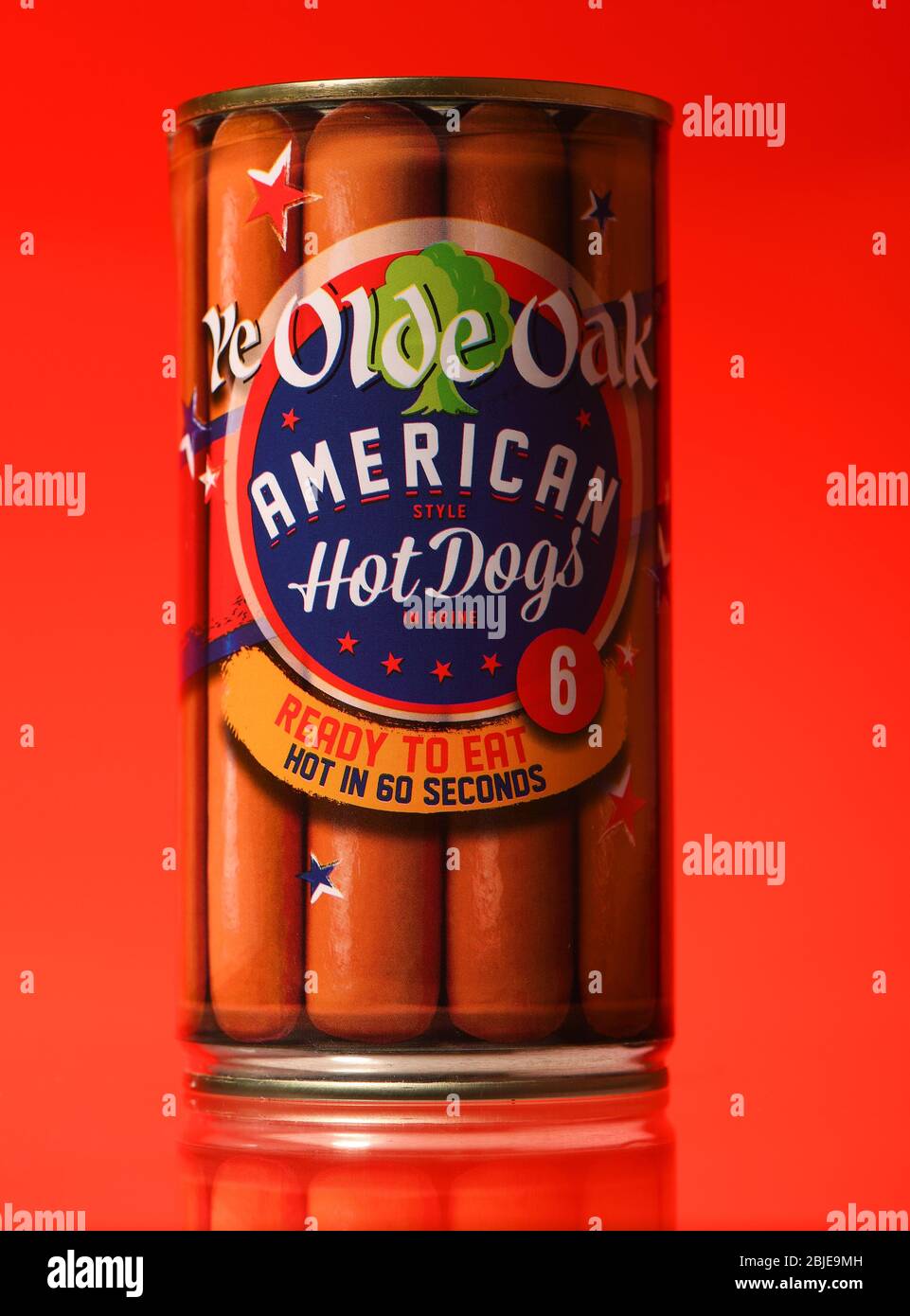 I vecchi hot dog americani di quercia possono essere fotografati in studio con uno sfondo rosso e riflessione. Foto Stock